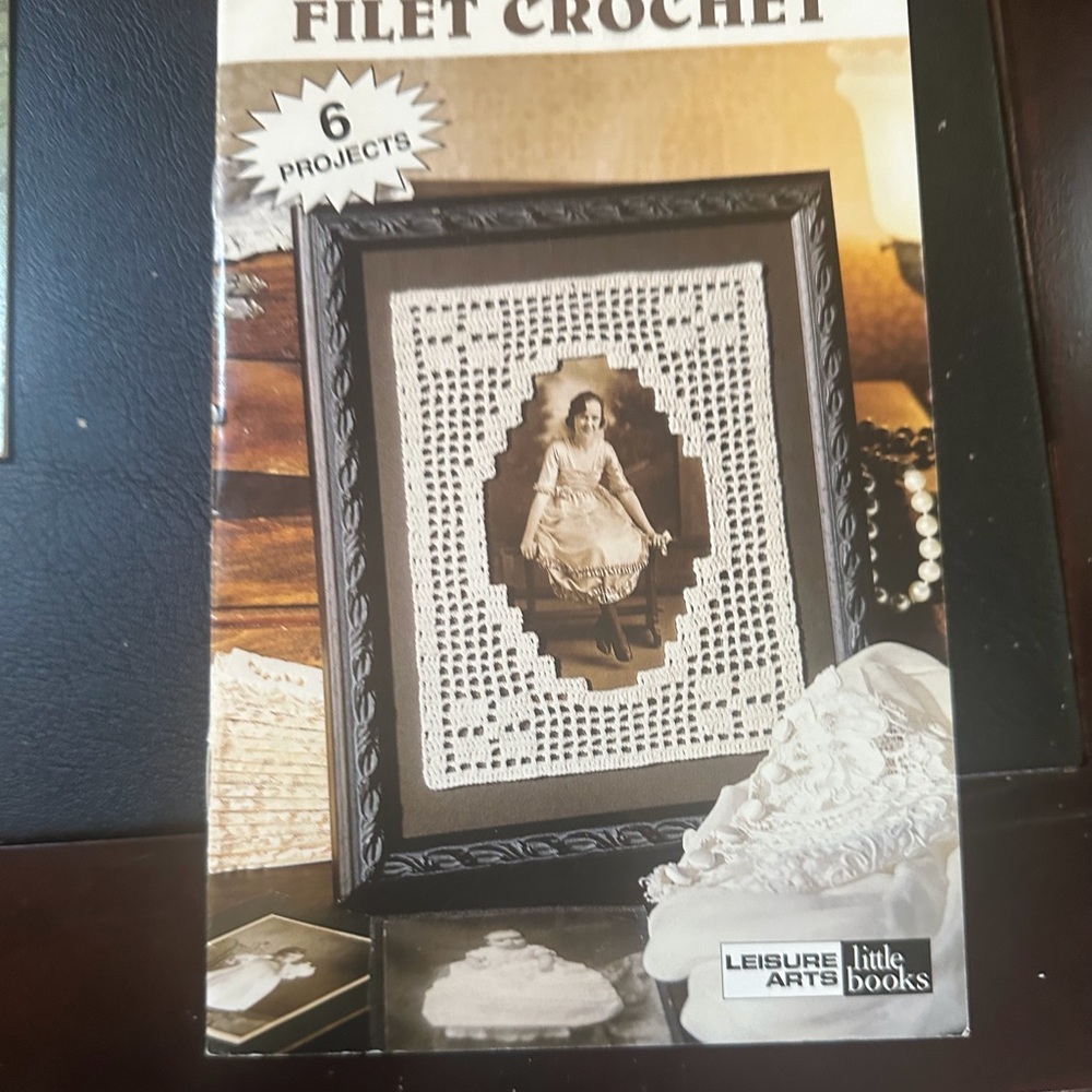 Assortment of pamphlets with projects to crochet, Knit and Tat 🧶🧣 - Picture 8 of 14
